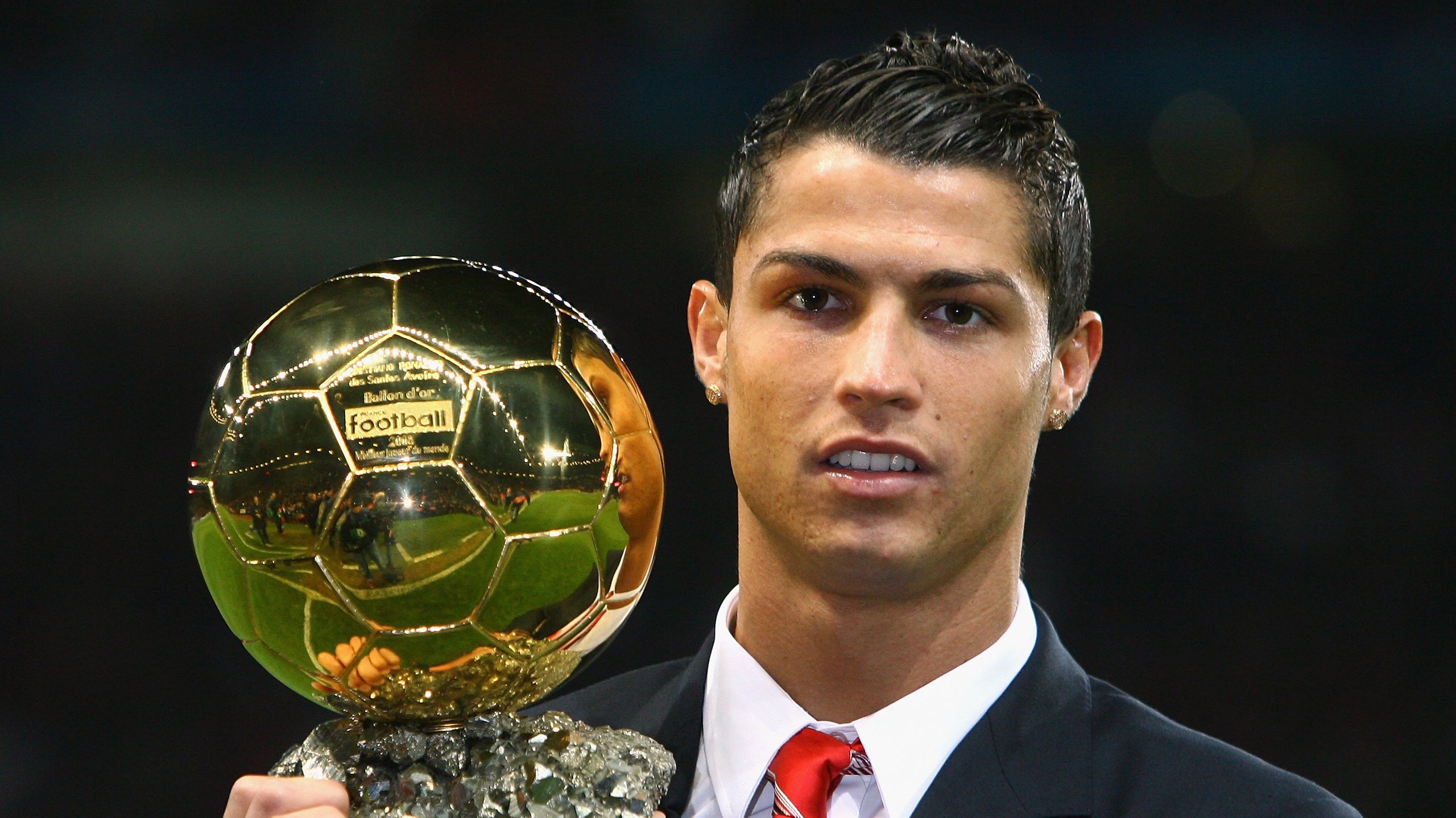 开云·体育全站登录地址-豪车之夜：顶级赛车在赛场的华丽变身，豪车全集